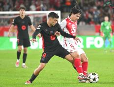 PG电子官网入口-摩纳哥主场压哨破门获胜，球队庆祝胜利