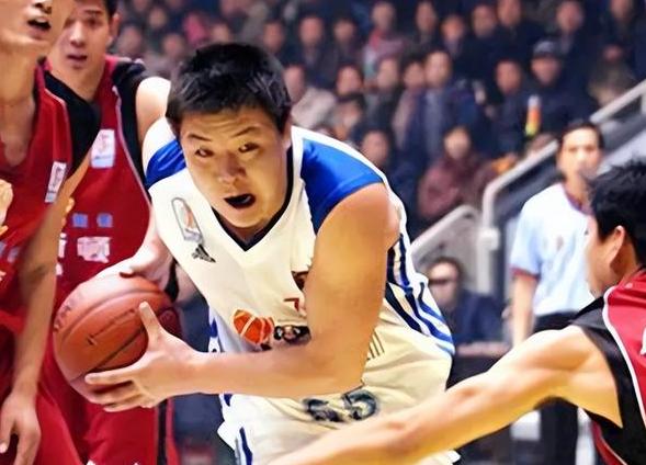 PG游戏官网登录入口-退役老将重返球队，传授经验指导新人